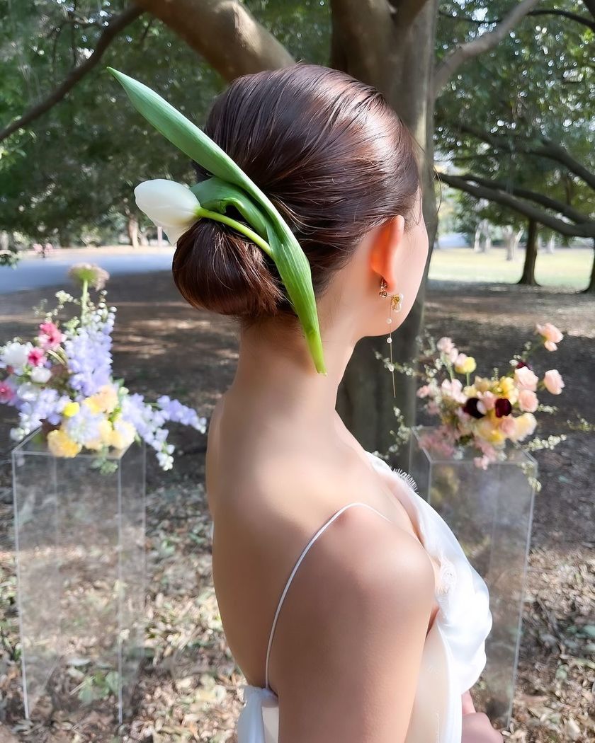A lovely atmosphere that is cute ♡ Decorating with the whole stem and leaves is stylish "Tulip Hair" 🌷にて紹介している画像