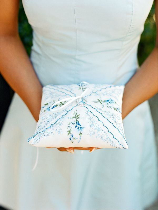 Essential Items for Girls: Adorable Handkerchief Decoration Ideas for Weddingsにて紹介している画像
