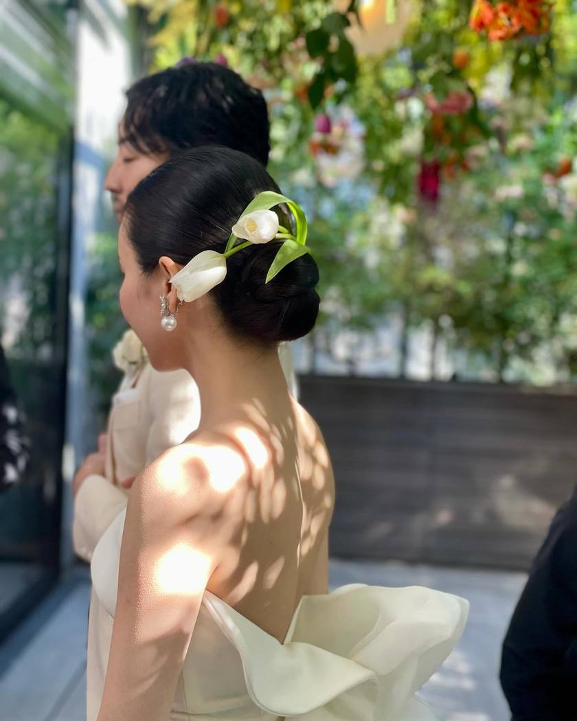 A lovely atmosphere that is cute ♡ Decorating with the whole stem and leaves is stylish "Tulip Hair" 🌷にて紹介している画像