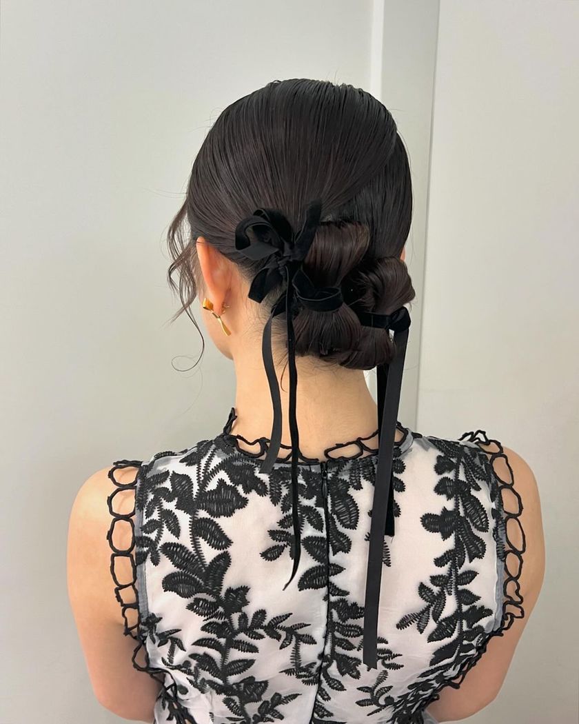 Bridal hair and guest hair both ♡ A new arrangement of chignon, "Ribbon Chignon" summary 🎀にて紹介している画像