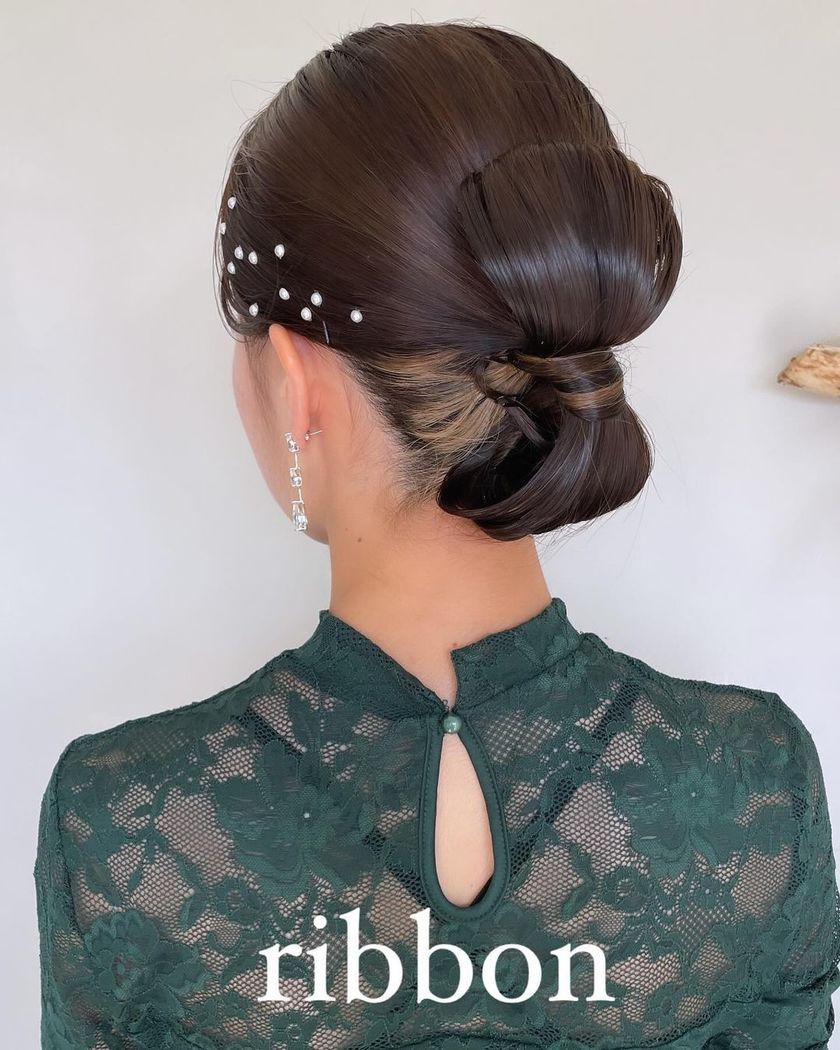 Bridal hair and guest hair both ♡ A new arrangement of chignon, "Ribbon Chignon" summary 🎀にて紹介している画像