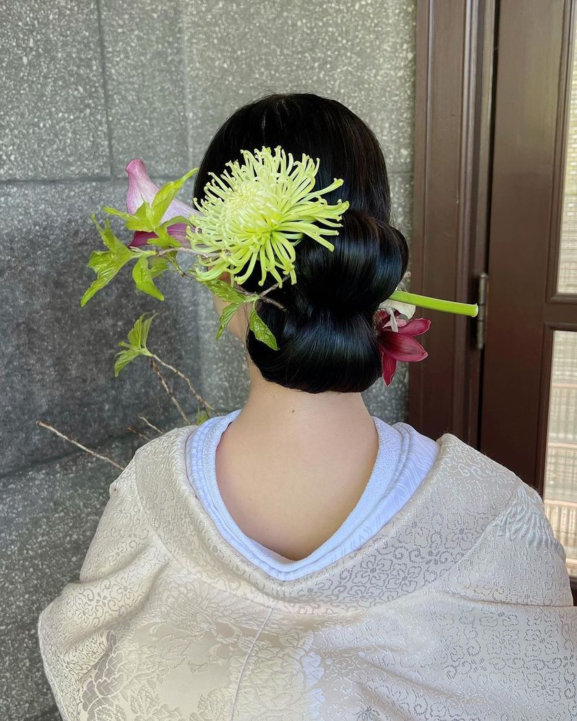Bridal hair and guest hair both ♡ A new arrangement of chignon, "Ribbon Chignon" summary 🎀にて紹介している画像