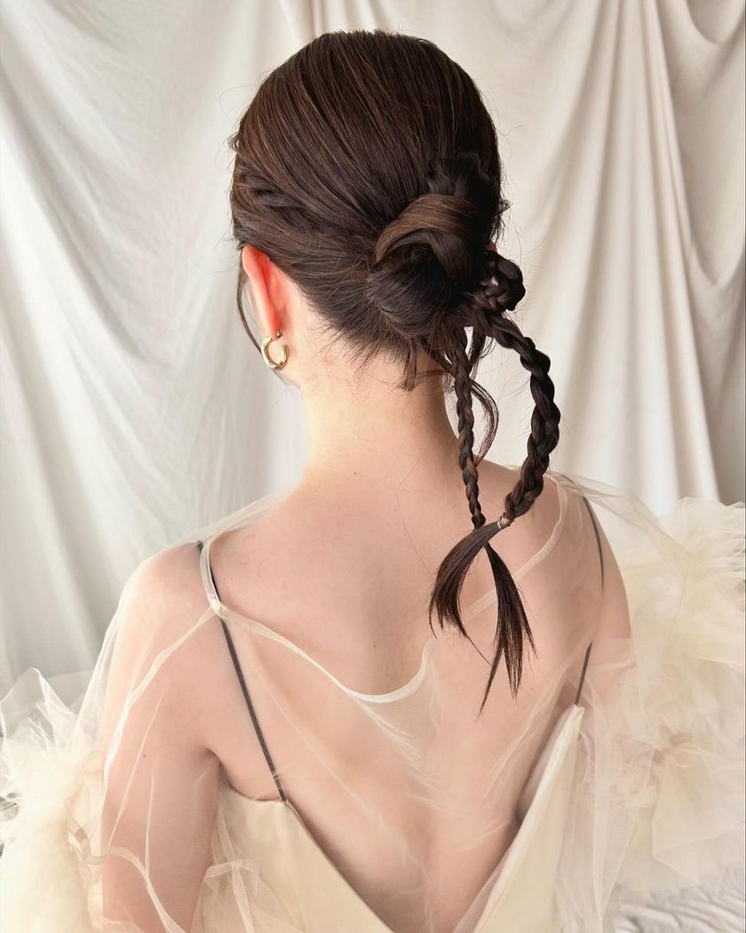 Bridal hair and guest hair both ♡ A new arrangement of chignon, "Ribbon Chignon" summary 🎀にて紹介している画像