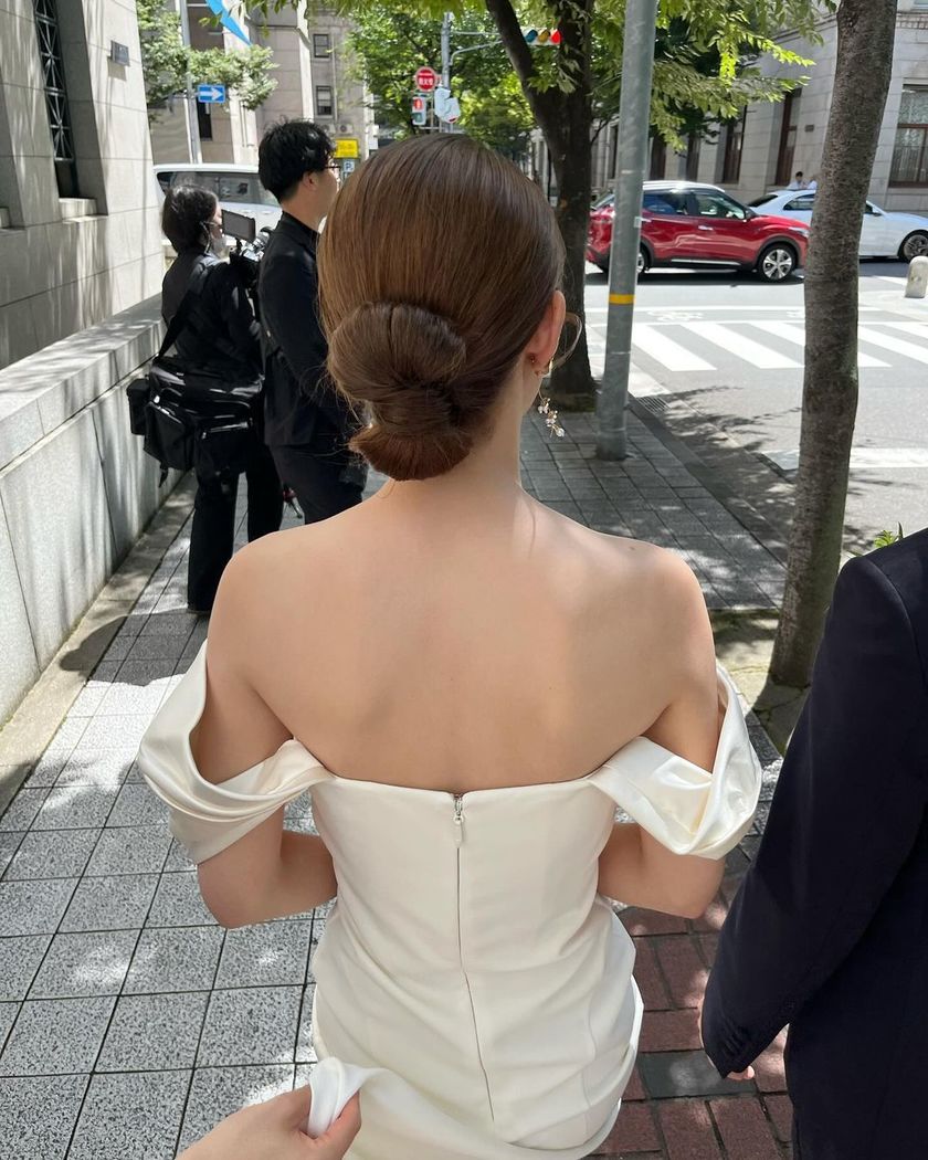 Bridal hair and guest hair both ♡ A new arrangement of chignon, "Ribbon Chignon" summary 🎀にて紹介している画像