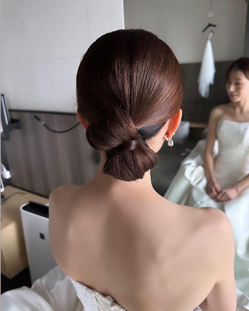 Bridal hair and guest hair both ♡ A new arrangement of chignon, "Ribbon Chignon" summary 🎀にて紹介している画像