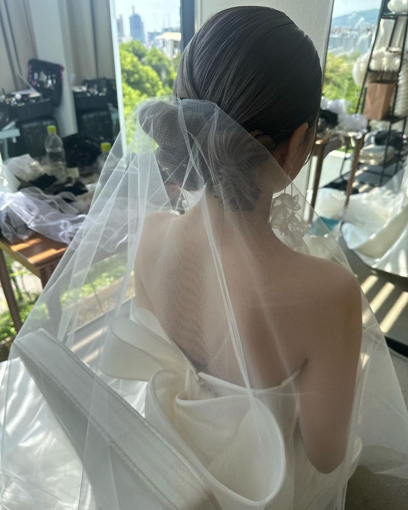Bridal hair and guest hair both ♡ A new arrangement of chignon, "Ribbon Chignon" summary 🎀にて紹介している画像