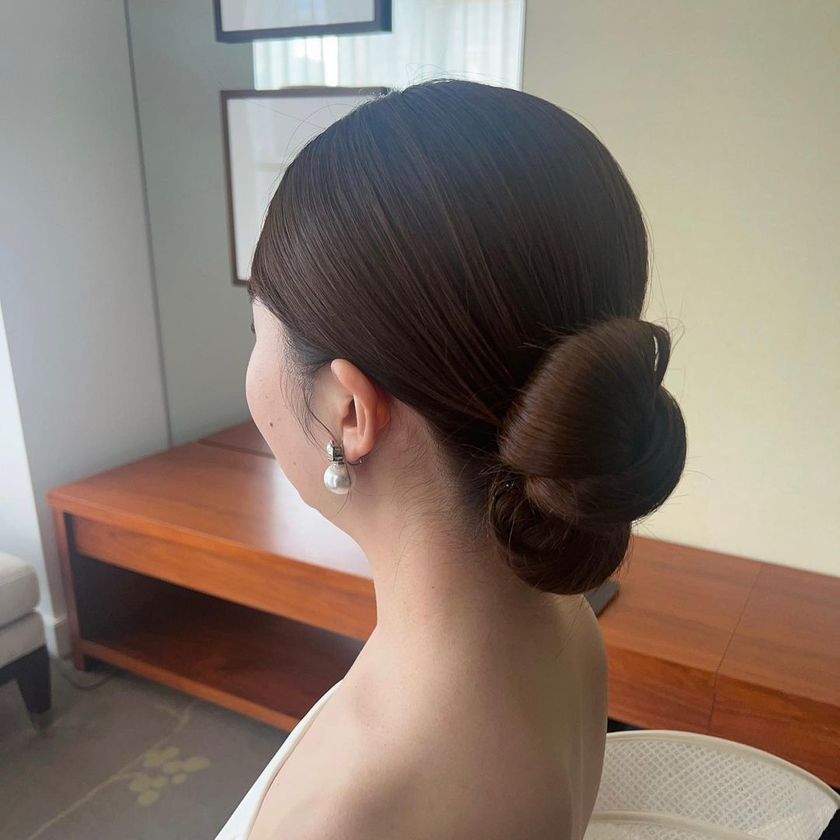Bridal hair and guest hair both ♡ A new arrangement of chignon, "Ribbon Chignon" summary 🎀にて紹介している画像