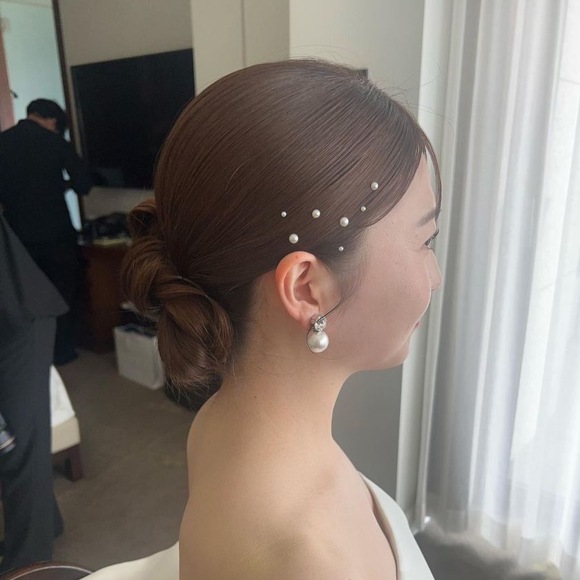 Bridal hair and guest hair both ♡ A new arrangement of chignon, "Ribbon Chignon" summary 🎀にて紹介している画像