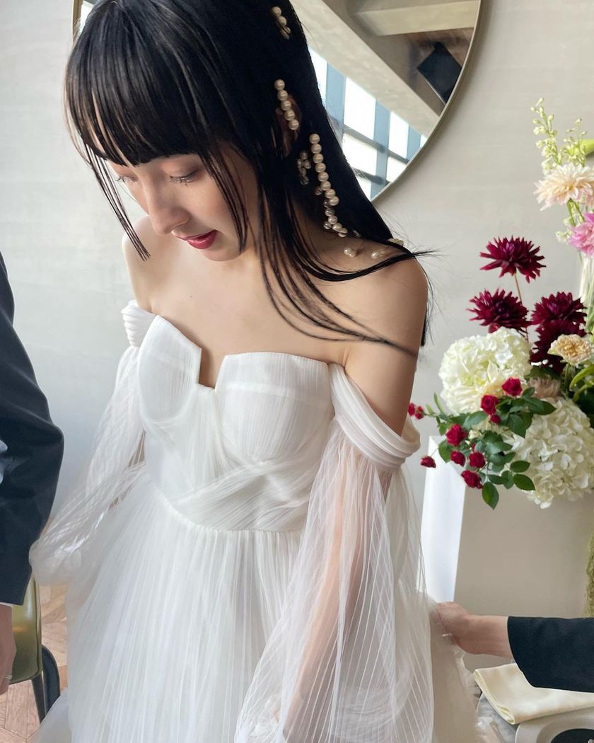 This seems like it's going to be trendy! A bridal hairstyle with pearls threaded into loose hair is stylish and fashionable ♡にて紹介している画像