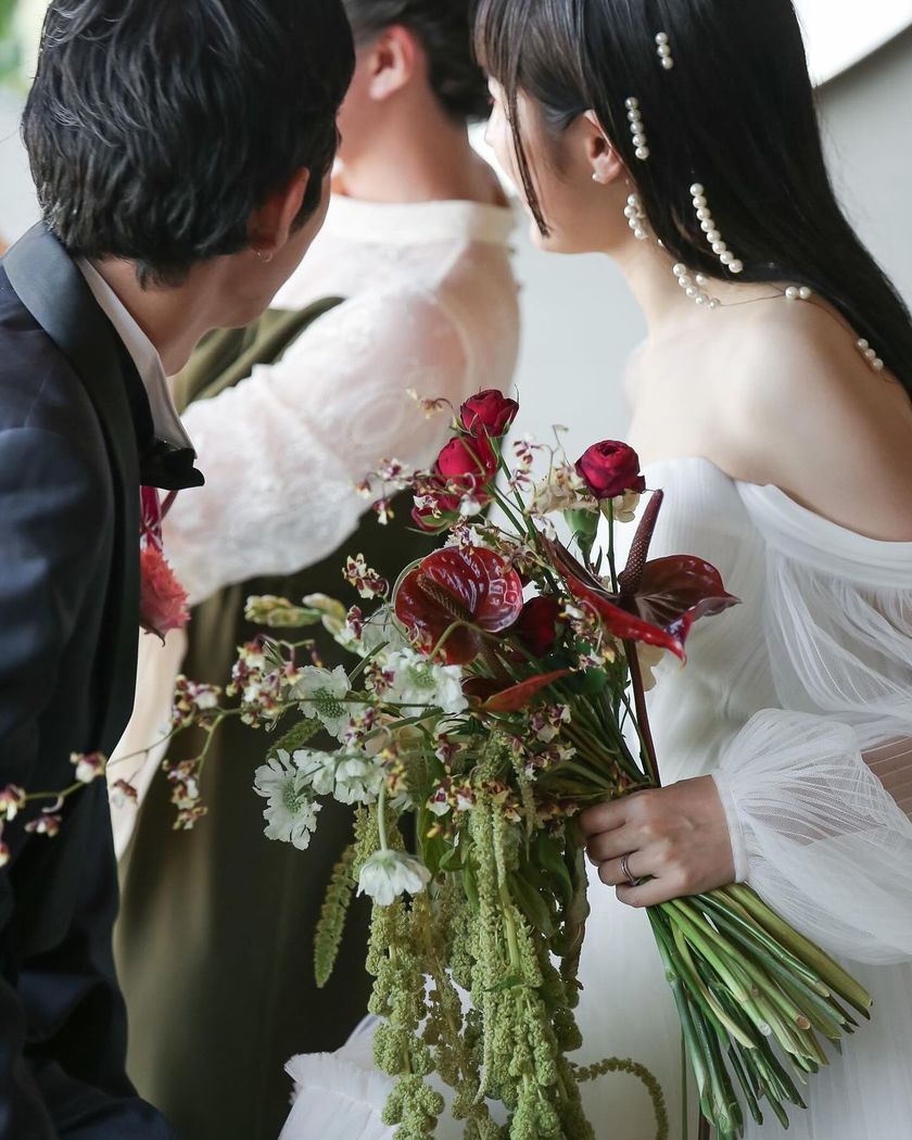 This seems like it's going to be trendy! A bridal hairstyle with pearls threaded into loose hair is stylish and fashionable ♡にて紹介している画像