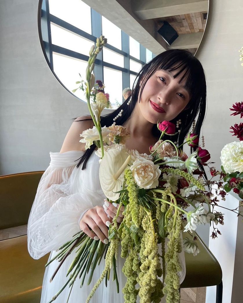 This seems like it's going to be trendy! A bridal hairstyle with pearls threaded into loose hair is stylish and fashionable ♡にて紹介している画像