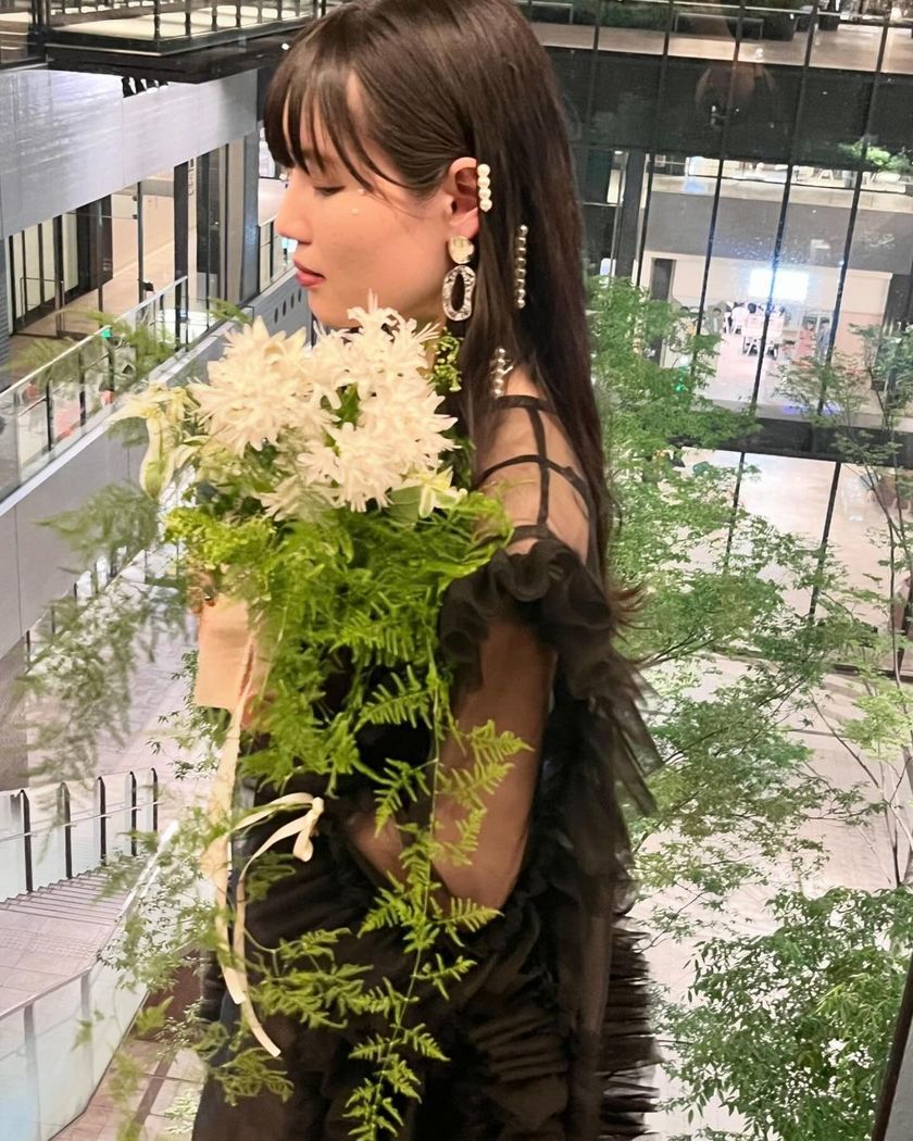 This seems like it's going to be trendy! A bridal hairstyle with pearls threaded into loose hair is stylish and fashionable ♡にて紹介している画像