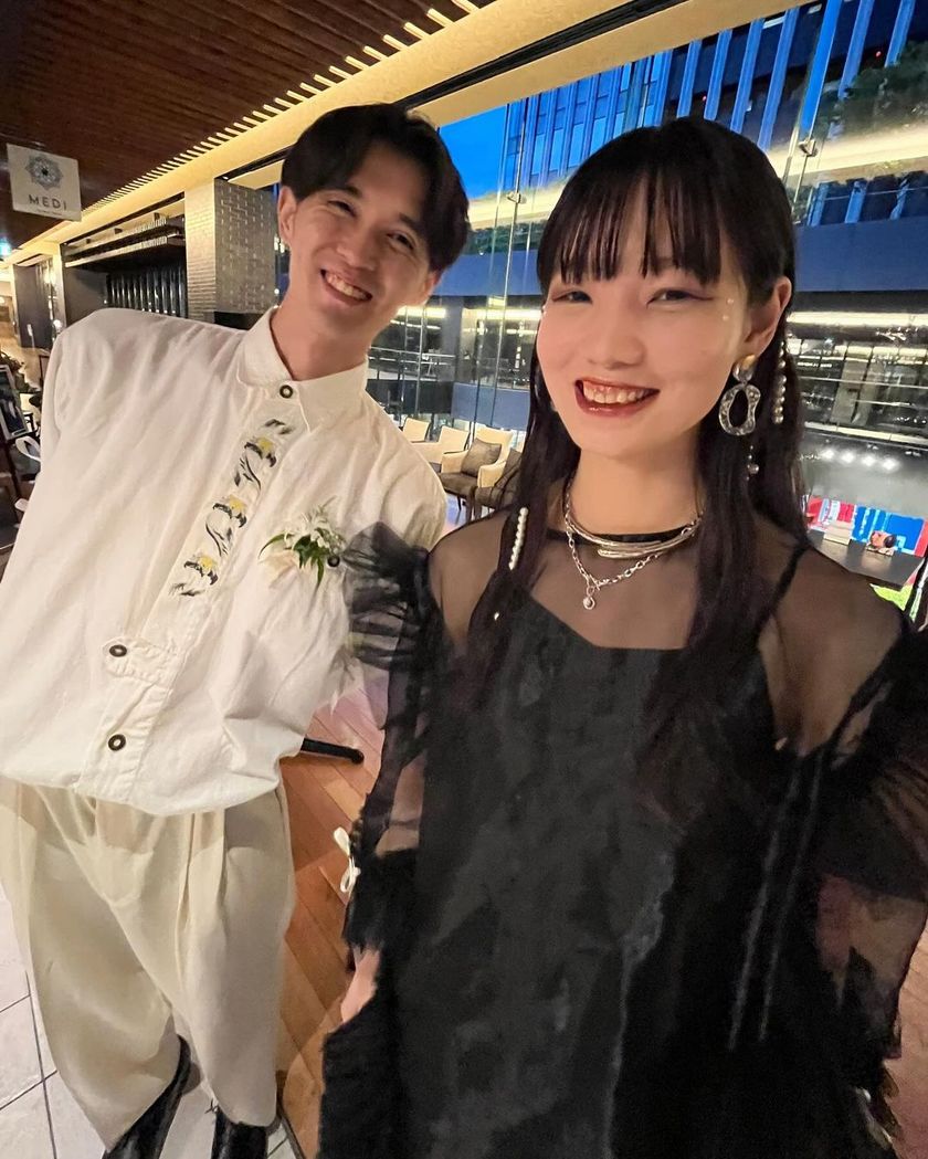 This seems like it's going to be trendy! A bridal hairstyle with pearls threaded into loose hair is stylish and fashionable ♡にて紹介している画像