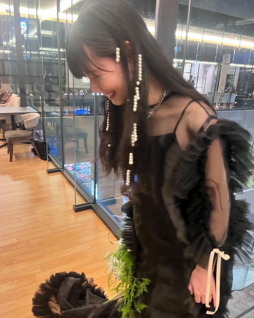 This seems like it's going to be trendy! A bridal hairstyle with pearls threaded into loose hair is stylish and fashionable ♡にて紹介している画像