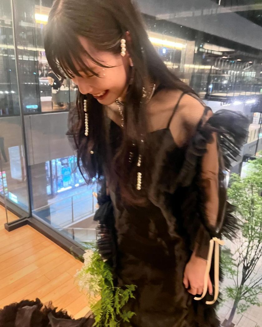 This seems like it's going to be trendy! A bridal hairstyle with pearls threaded into loose hair is stylish and fashionable ♡にて紹介している画像