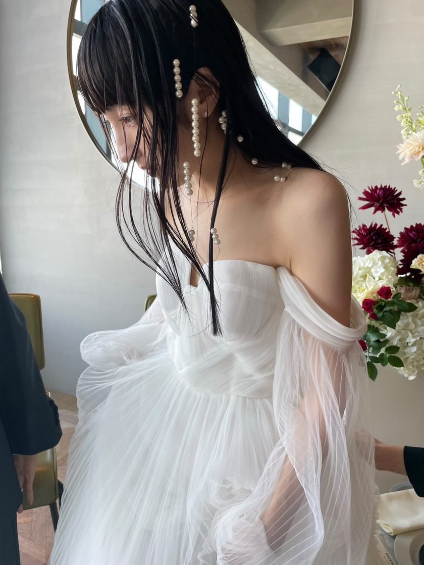 This seems like it's going to be trendy! A bridal hairstyle with pearls threaded into loose hair is stylish and fashionable ♡にて紹介している画像