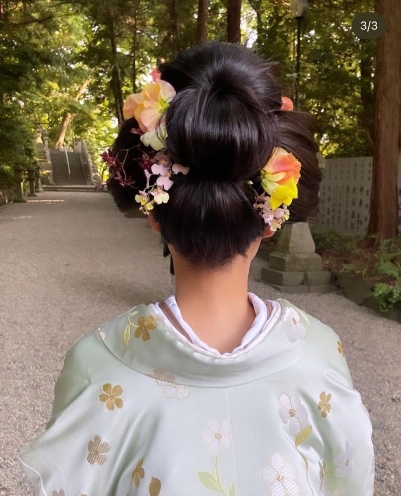 Colorful, cute, and something I want to try! Japanese traditional hairstyle × flower arrangement in Japanese clothing ♡にて紹介している画像