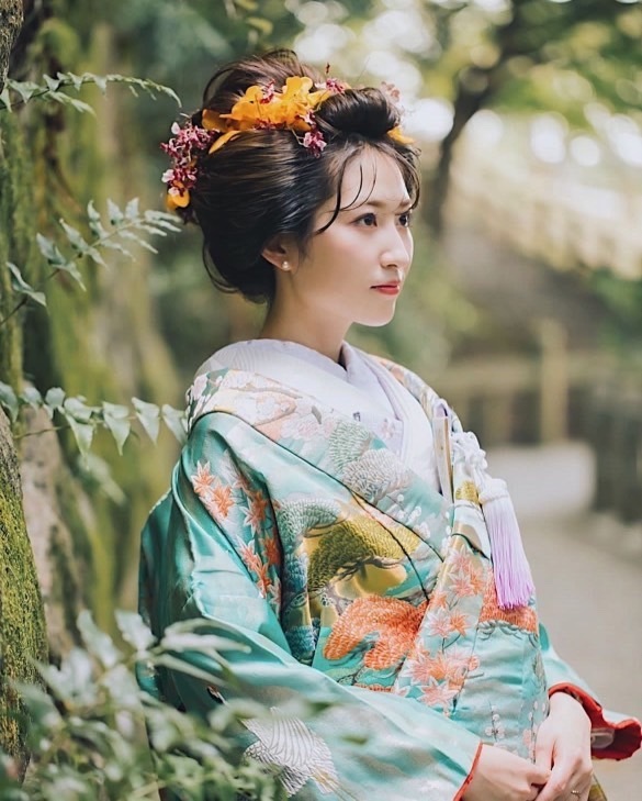 Colorful, cute, and something I want to try! Japanese traditional hairstyle × flower arrangement in Japanese clothing ♡にて紹介している画像