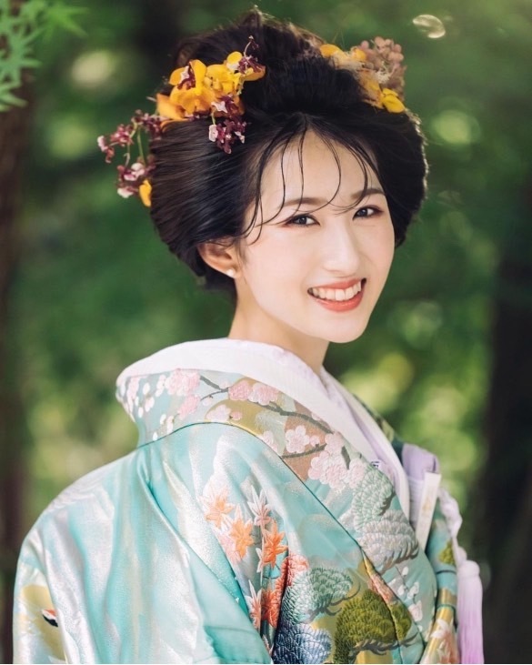 Colorful, cute, and something I want to try! Japanese traditional hairstyle × flower arrangement in Japanese clothing ♡にて紹介している画像