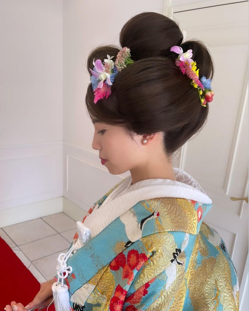 Colorful, cute, and something I want to try! Japanese traditional hairstyle × flower arrangement in Japanese clothing ♡にて紹介している画像
