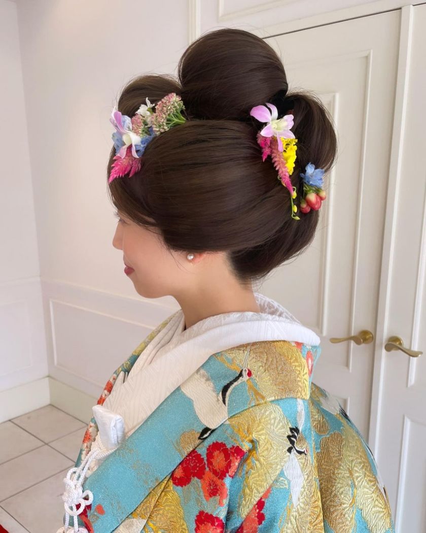 Colorful, cute, and something I want to try! Japanese traditional hairstyle × flower arrangement in Japanese clothing ♡にて紹介している画像