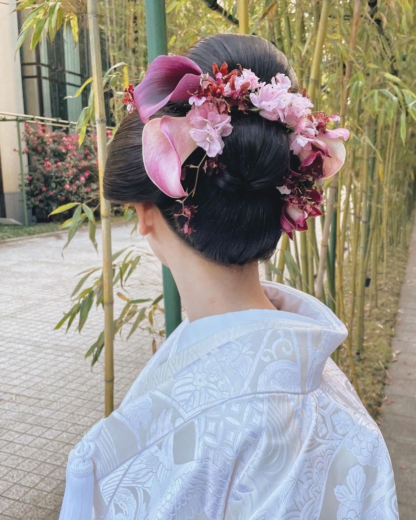 Colorful, cute, and something I want to try! Japanese traditional hairstyle × flower arrangement in Japanese clothing ♡にて紹介している画像
