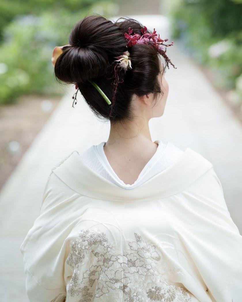 Colorful, cute, and something I want to try! Japanese traditional hairstyle × flower arrangement in Japanese clothing ♡にて紹介している画像