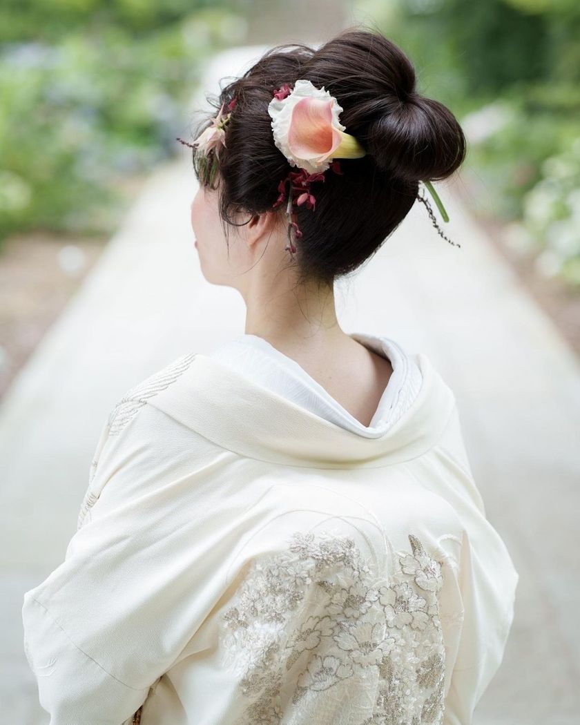 Colorful, cute, and something I want to try! Japanese traditional hairstyle × flower arrangement in Japanese clothing ♡にて紹介している画像