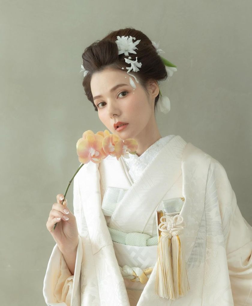 Colorful, cute, and something I want to try! Japanese traditional hairstyle × flower arrangement in Japanese clothing ♡にて紹介している画像