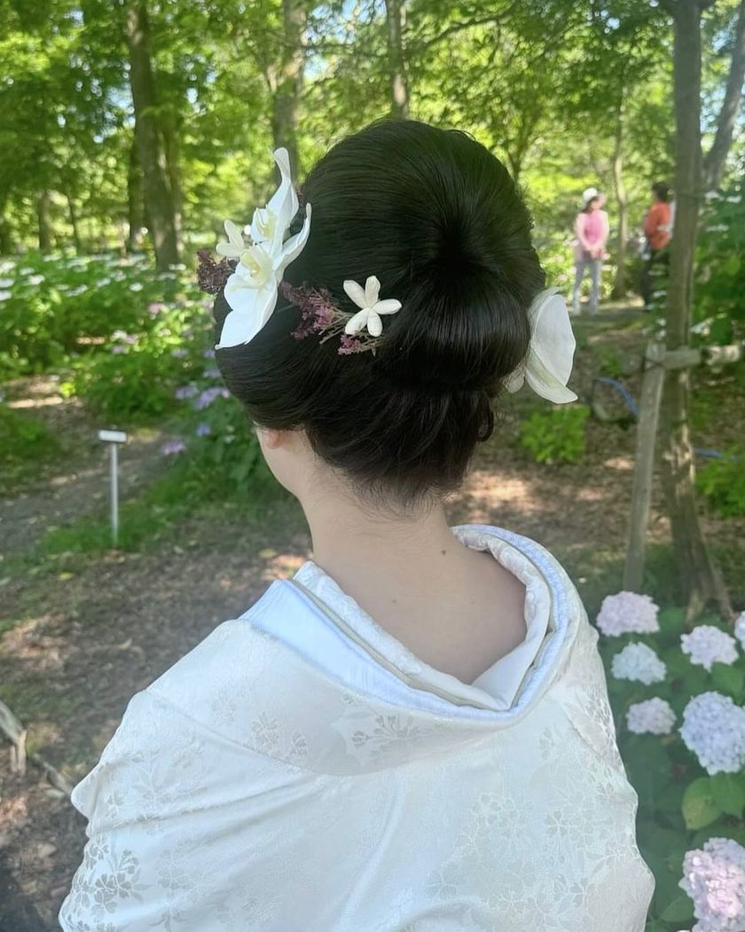 Colorful, cute, and something I want to try! Japanese traditional hairstyle × flower arrangement in Japanese clothing ♡にて紹介している画像