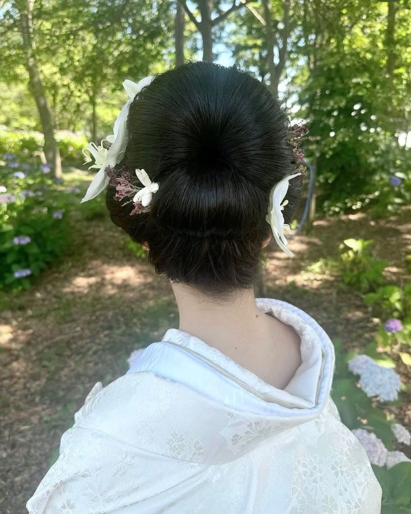 Colorful, cute, and something I want to try! Japanese traditional hairstyle × flower arrangement in Japanese clothing ♡にて紹介している画像