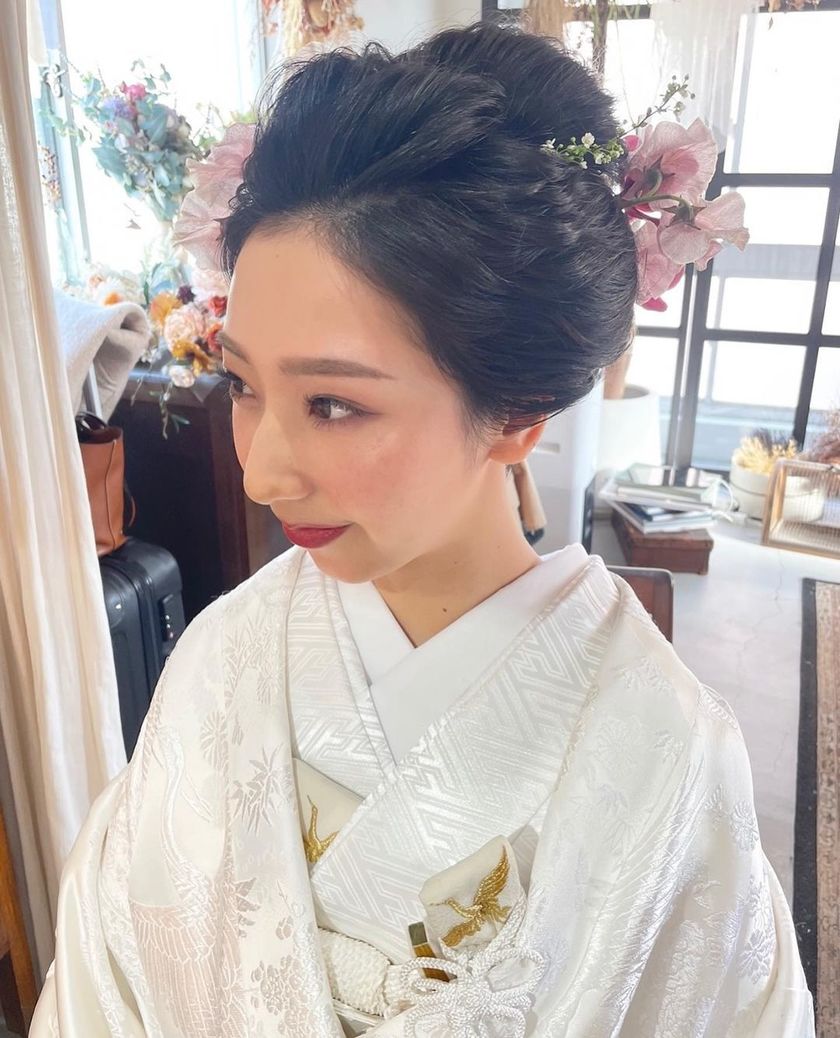 Colorful, cute, and something I want to try! Japanese traditional hairstyle × flower arrangement in Japanese clothing ♡にて紹介している画像