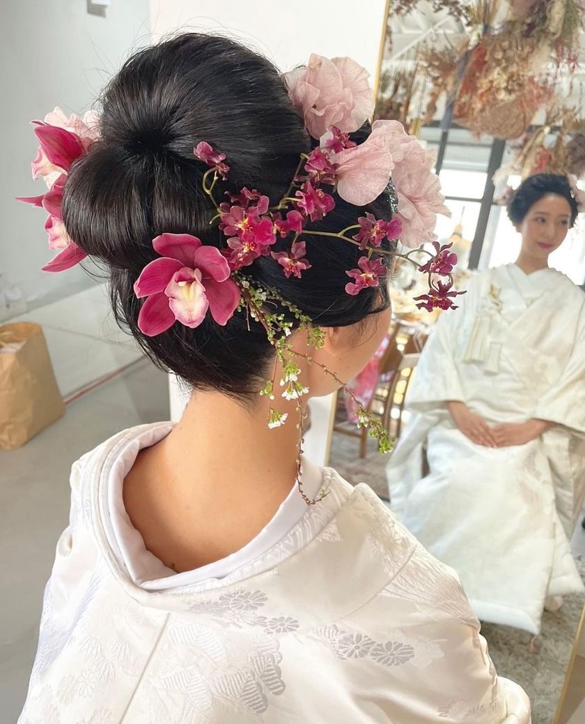 Colorful, cute, and something I want to try! Japanese traditional hairstyle × flower arrangement in Japanese clothing ♡にて紹介している画像