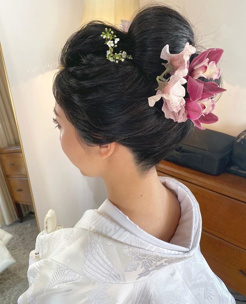 Colorful, cute, and something I want to try! Japanese traditional hairstyle × flower arrangement in Japanese clothing ♡にて紹介している画像