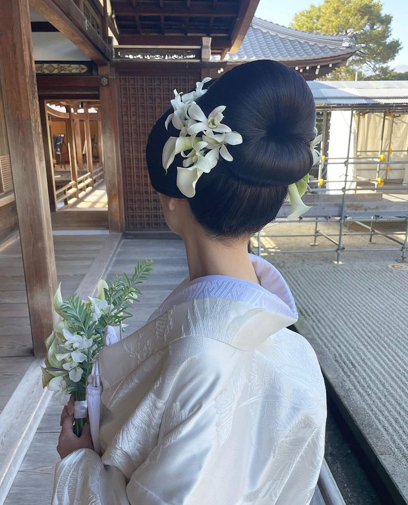 Colorful, cute, and something I want to try! Japanese traditional hairstyle × flower arrangement in Japanese clothing ♡にて紹介している画像