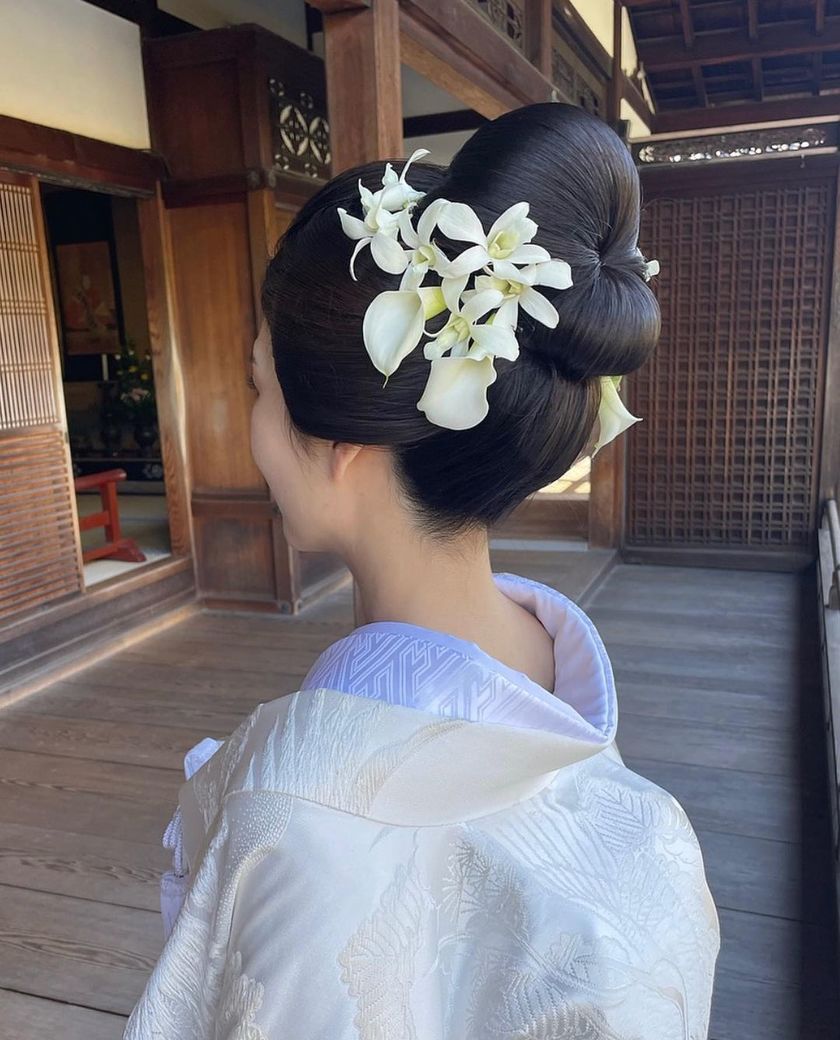 Colorful, cute, and something I want to try! Japanese traditional hairstyle × flower arrangement in Japanese clothing ♡にて紹介している画像