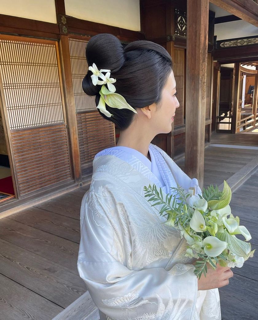Colorful, cute, and something I want to try! Japanese traditional hairstyle × flower arrangement in Japanese clothing ♡にて紹介している画像