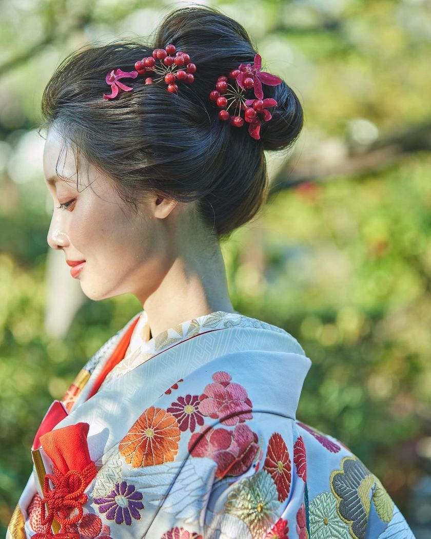 Colorful, cute, and something I want to try! Japanese traditional hairstyle × flower arrangement in Japanese clothing ♡にて紹介している画像