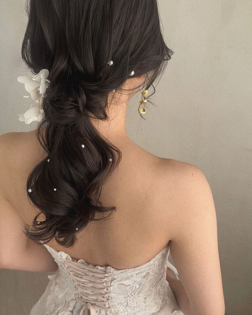 Nowadays Style ⚪️ Light and Fluffy Ponytail with Pearls Spread Around 【Ponytail x Pearl Arrangement】 Feature ♡にて紹介している画像