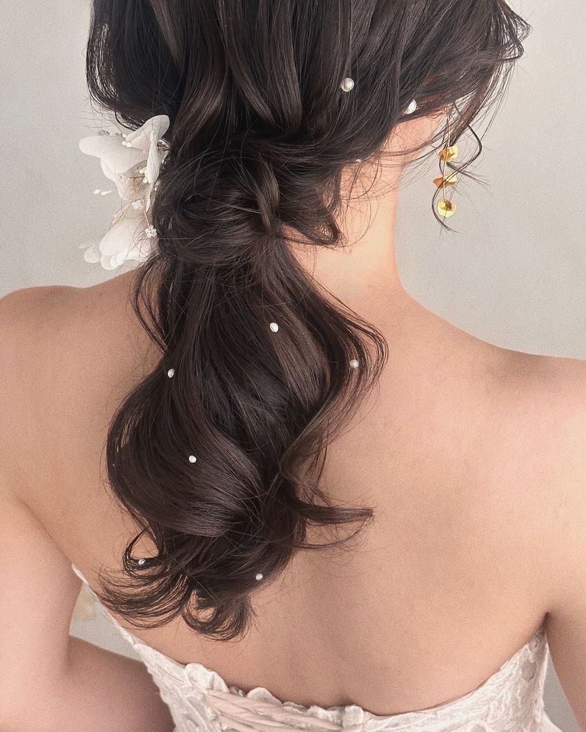 Nowadays Style ⚪️ Light and Fluffy Ponytail with Pearls Spread Around 【Ponytail x Pearl Arrangement】 Feature ♡にて紹介している画像