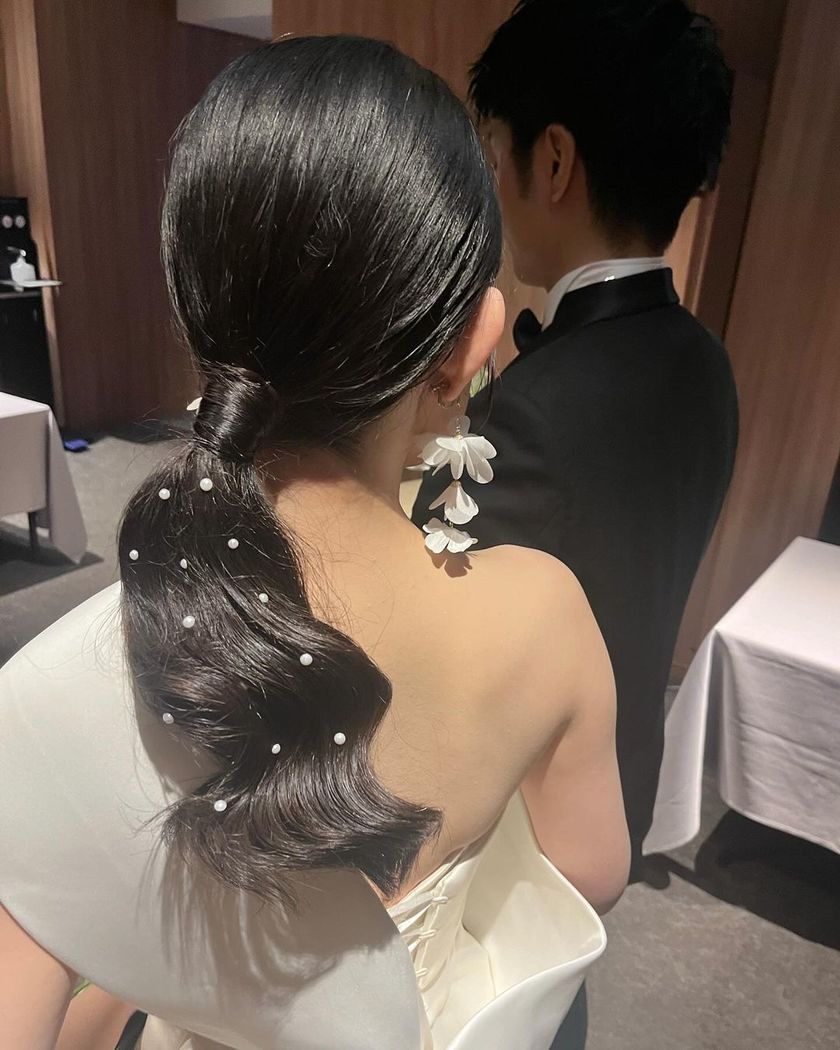 Nowadays Style ⚪️ Light and Fluffy Ponytail with Pearls Spread Around 【Ponytail x Pearl Arrangement】 Feature ♡にて紹介している画像