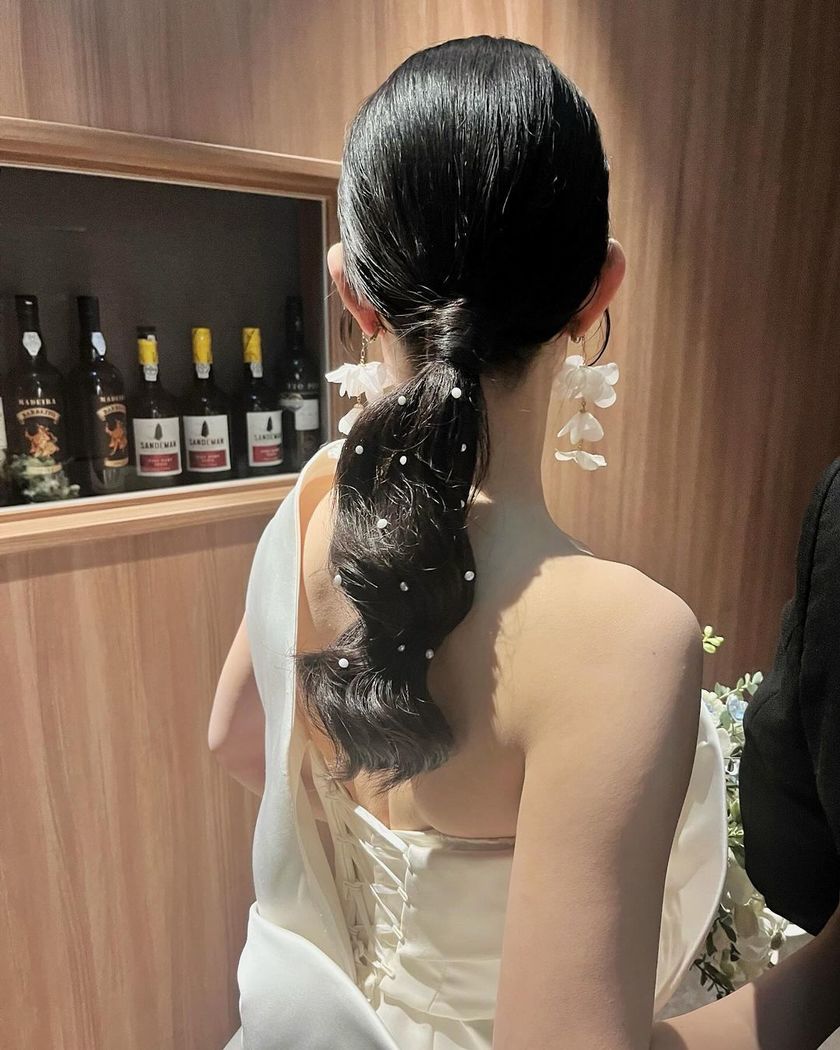 Nowadays Style ⚪️ Light and Fluffy Ponytail with Pearls Spread Around 【Ponytail x Pearl Arrangement】 Feature ♡にて紹介している画像