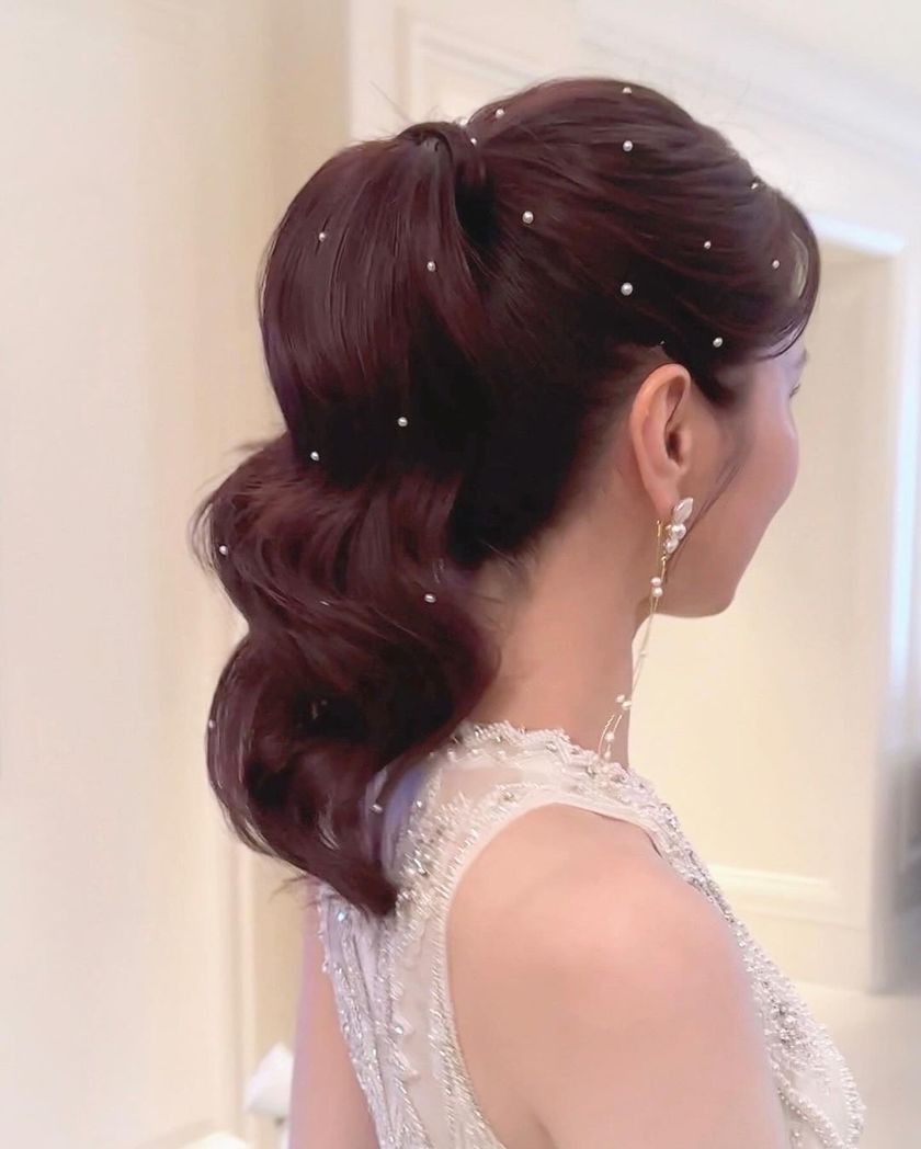 Nowadays Style ⚪️ Light and Fluffy Ponytail with Pearls Spread Around 【Ponytail x Pearl Arrangement】 Feature ♡にて紹介している画像