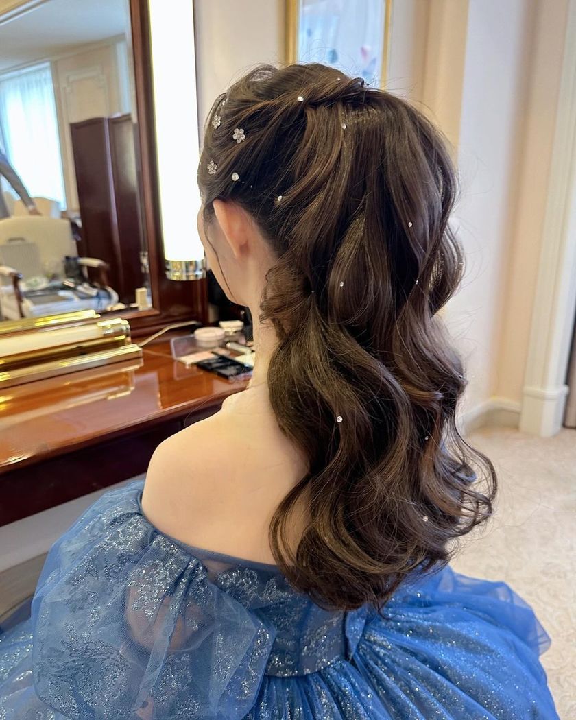 Nowadays Style ⚪️ Light and Fluffy Ponytail with Pearls Spread Around 【Ponytail x Pearl Arrangement】 Feature ♡にて紹介している画像