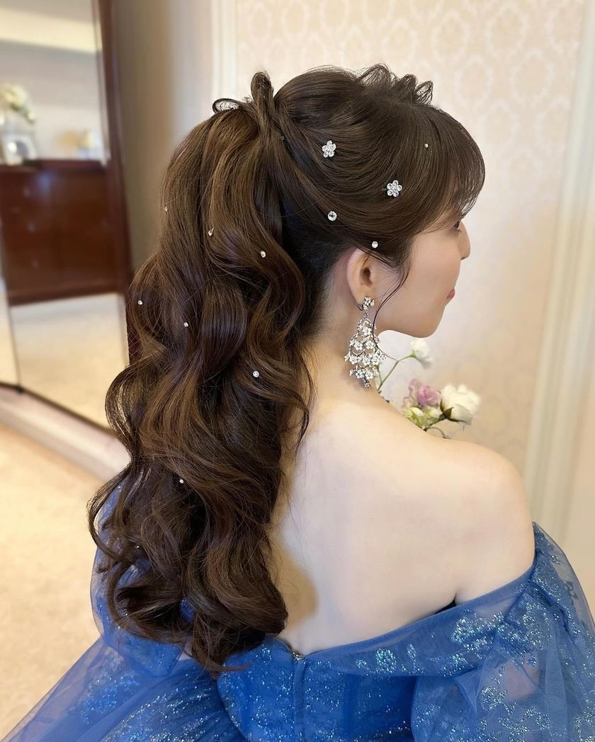 Nowadays Style ⚪️ Light and Fluffy Ponytail with Pearls Spread Around 【Ponytail x Pearl Arrangement】 Feature ♡にて紹介している画像