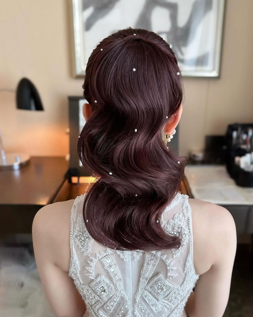 Nowadays Style ⚪️ Light and Fluffy Ponytail with Pearls Spread Around 【Ponytail x Pearl Arrangement】 Feature ♡にて紹介している画像