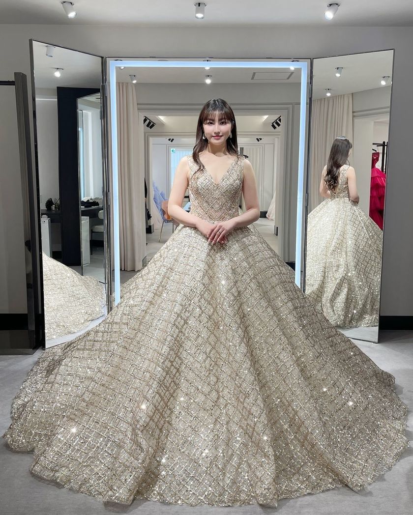 Where can you find the domestic dress salons that offer "Nicole + Felicia," which Taylor Swift also wore on her tour? 💖にて紹介している画像