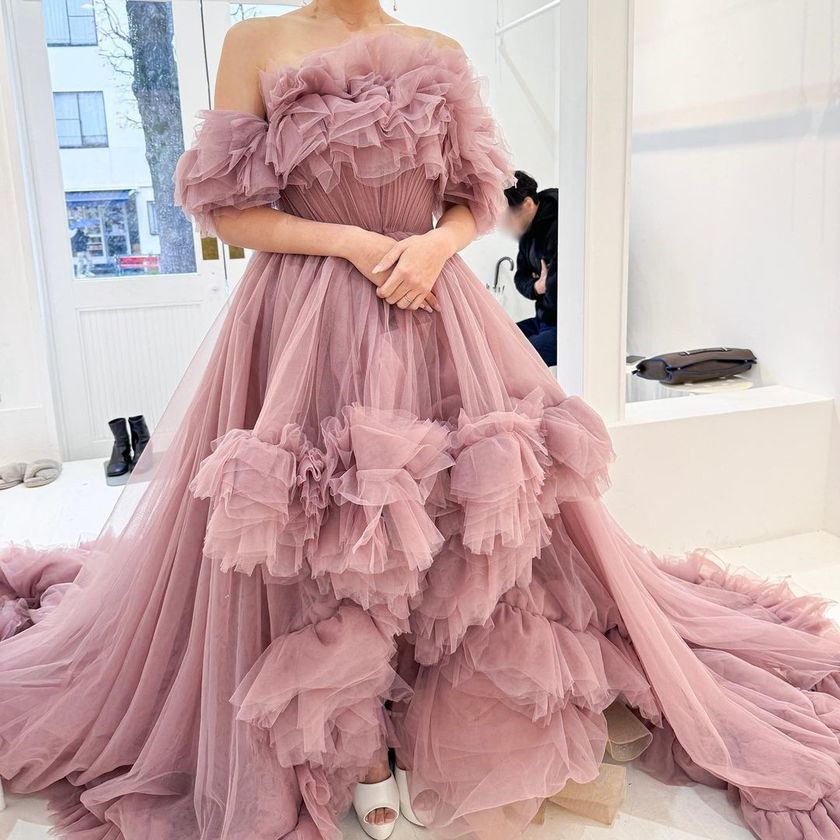 Where can you find the domestic dress salons that offer "Nicole + Felicia," which Taylor Swift also wore on her tour? 💖にて紹介している画像