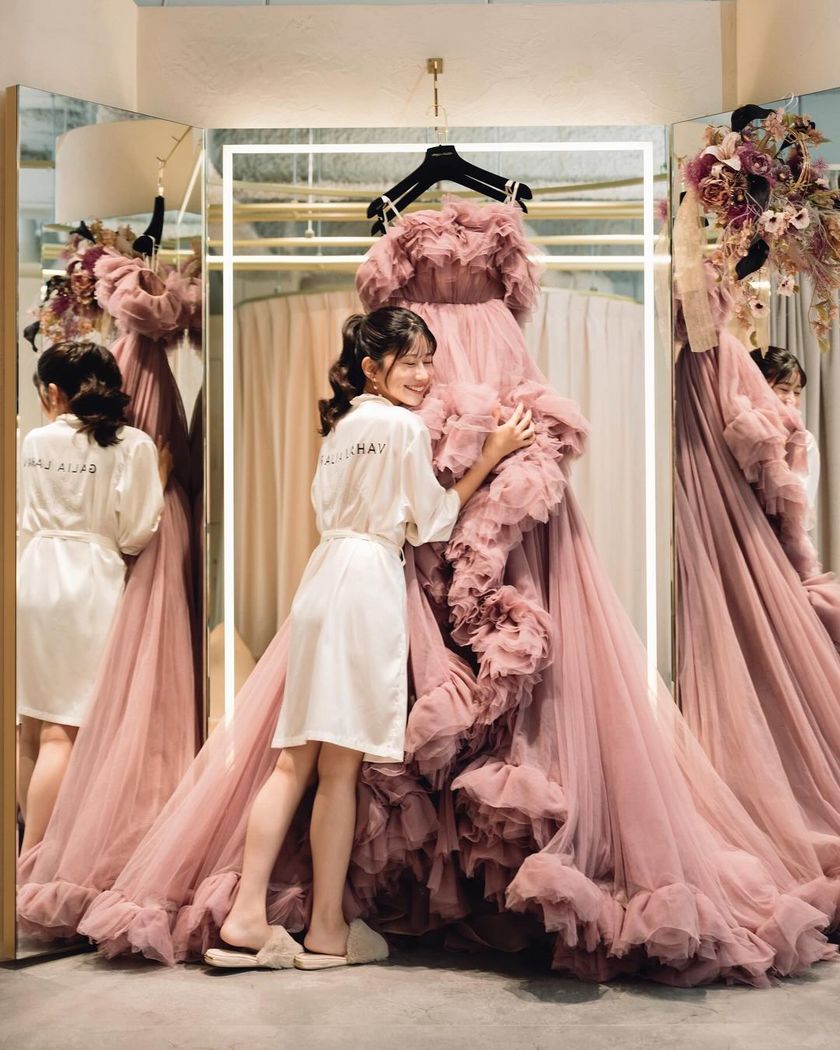 Where can you find the domestic dress salons that offer "Nicole + Felicia," which Taylor Swift also wore on her tour? 💖にて紹介している画像