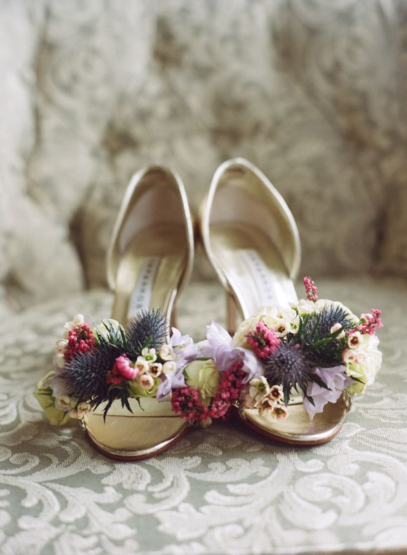 A Collection of Heels with Corsages to Walk Among Flowers♡にて紹介している画像